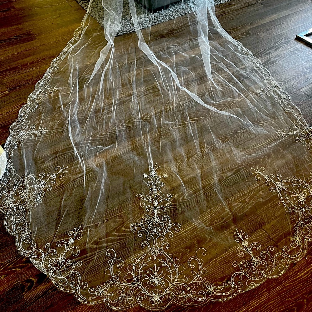 Floor length gorgeous wedding veil